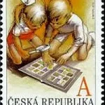 Dzieci ze znaczkami pocztowymi