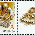Dzieci ze znaczkami pocztowymi