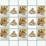 Dzieci ze znaczkami pocztowymi